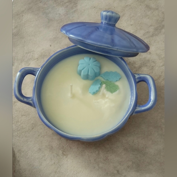 Vintage Blue Ceramic Dish w/ lid and Eucalyptus Scented 100% Soy Candle - Picture 3 of 3